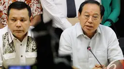 Ketua Umum Partai Persatuan Pembangunan (PPP) versi Muktamar Jakarta, Djan Faridz (kanan) mengaku sangat menyayangkan terjadinya aksi upaya pendudukan kantor DPP PPP oleh kubu Romahurmuziy, Jakarta, Rabu (3/12/2014). (Liputan6.com/Faizal Fanani)