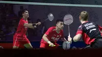 Pebulu tangkis ganda putra Indonesia, Leo Rolly Carnando/Daniel Marthin saat bertanding melawan ganda putra Denmark, Kim Astrup/Anders Skaarup Rasmussen pada babak 16 besar Turnamen Bulu Tangkis East Ventures Indonesia Open 2022 di Istora Senayan, Jakarta, Kamis (16/6/2022). Leo/Daniel kalah rubber game 18-21, 21-16 dan 15-21. (Bola.com/Bagaskara Lazuardi)