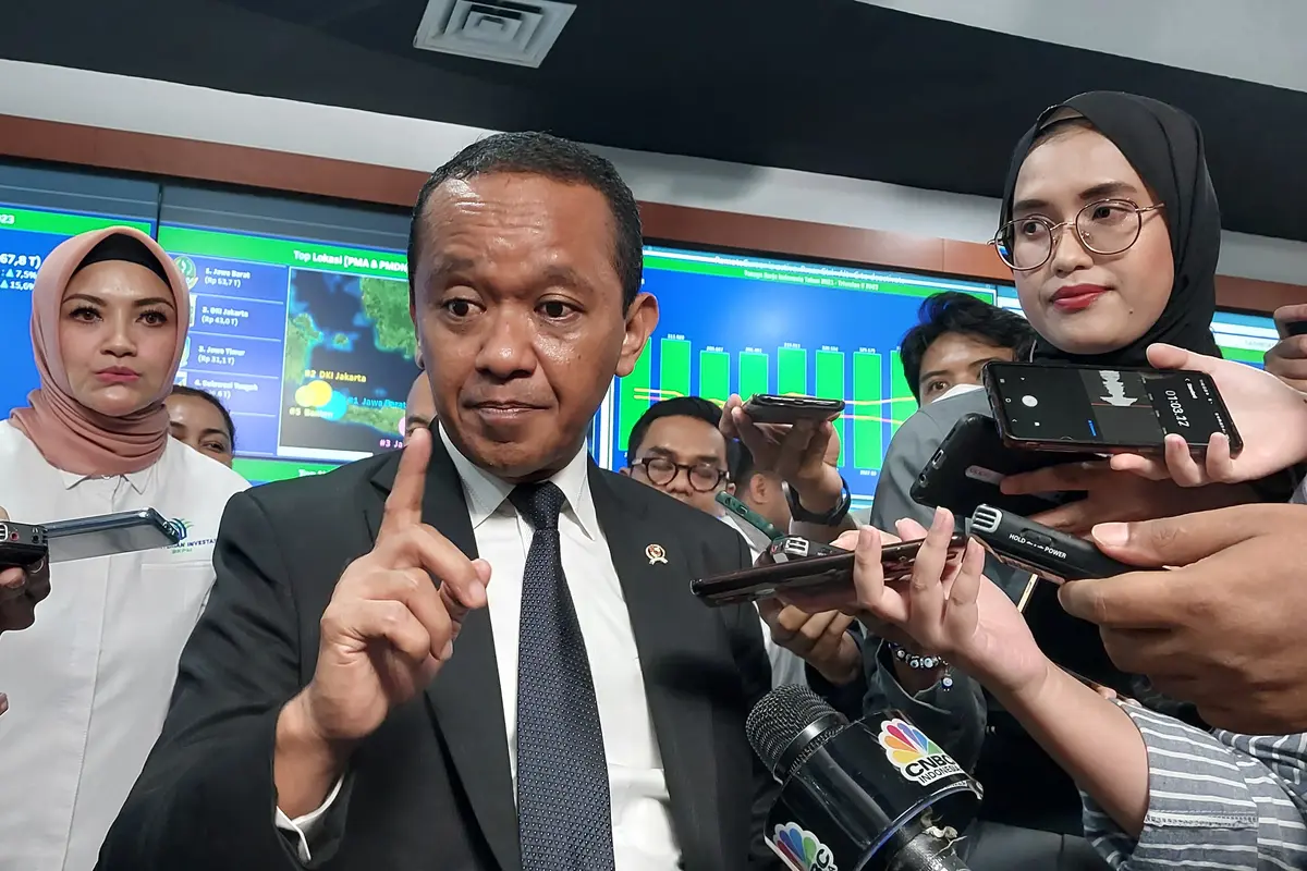Menteri Investasi/Kepala Badan Koordinasi Penanaman Modal (BKPM) Bahlil Lahadalia  Kantor Kementerian Investasi/BKPM, Jumat (21/7/2023). Bahlil mengungkap realisasi investasi di berbagai wilayah Indonesia. (Arief/Liputan6.com)
