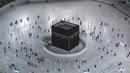 Warga Saudi dan warga asing mengelilingi Ka'bah (tawaf) saat melaksanakan umrah di kompleks Masjidil Haram, kota suci Makkah, Minggu (4/10/2020). Pemerintah Arab Saudi mengizinkan umrah kembali mulai Minggu (4/10) setelah sekitar tujuh bulan ditangguhkan karena pandemi COVID-19. (AFP)