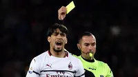 Ekspresi Lucas Paqueta usai diganjal kartu kuning pada laga lanjutan Serie A yang berlangsung di Stadion Turin, Torino, Senin (30/4). AC Milan kalah 0-2 kontra Torino. (AFP/Marco Bertorello)