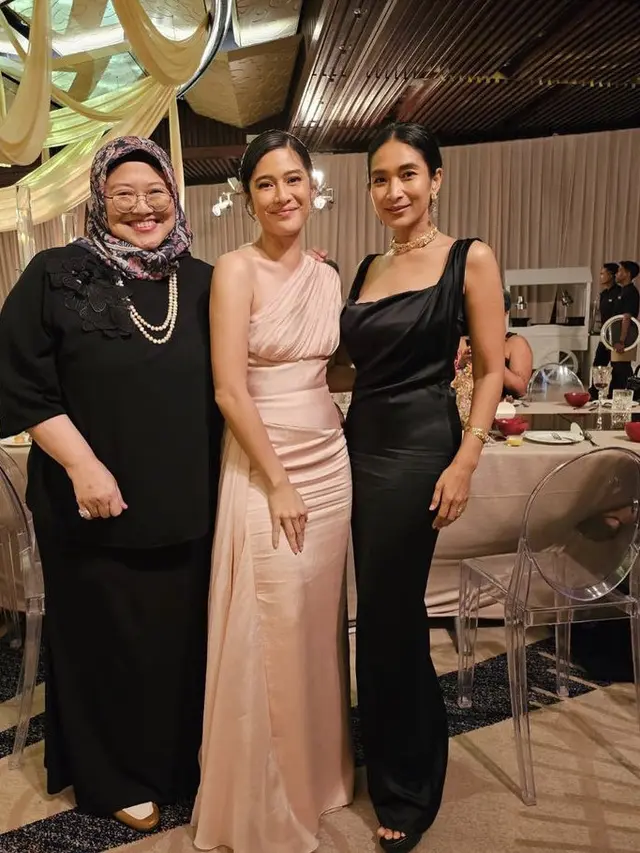 Gaya Para Tamu di Pernikahan Adinia Wirasti