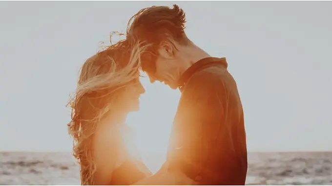 Jatuh cinta/copyright unsplash.com/@christiana