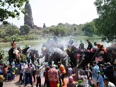 Suasana perayaan festival air Songkran di provinsi Ayutthaya, utara Bangkok, Thailand, (11/4). Festival Songkran digelar untuk merayakan Tahun Baru Thailand yang dimulai pada 13 April. (AP Photo/Sakchai Lalit)