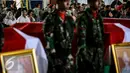 Keluarga korban jatuhnya Helikopter TNI AD jenis Bell 412 EP hadir acara persemayaman di Hanggar Skadron Udara 17 Lanud Halim Perdanakusuma, Jakarta, Selasa (22/3). (Liputan6.com/Faizal Fanani)