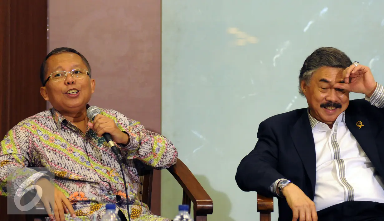 Anggota Komisi III DPR RI Arsul Sani (kiri) saat menjawab pertanyaan pada diskusi di Kompleks Parlemen RI, Jakarta, Selasa (29/3/2016). Diskusi membahas Rancangan Undang-Undang Jabatan Hakim. (Liputan6.com/Helmi Fithriansyah)