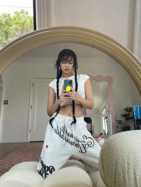 Tshirt crop top putih juga bisa dipadukan dengan sweatpants baggy seperti Jennie ini. Gaya ini pun nampak terlihat nyaman.(@jennierubyjane)