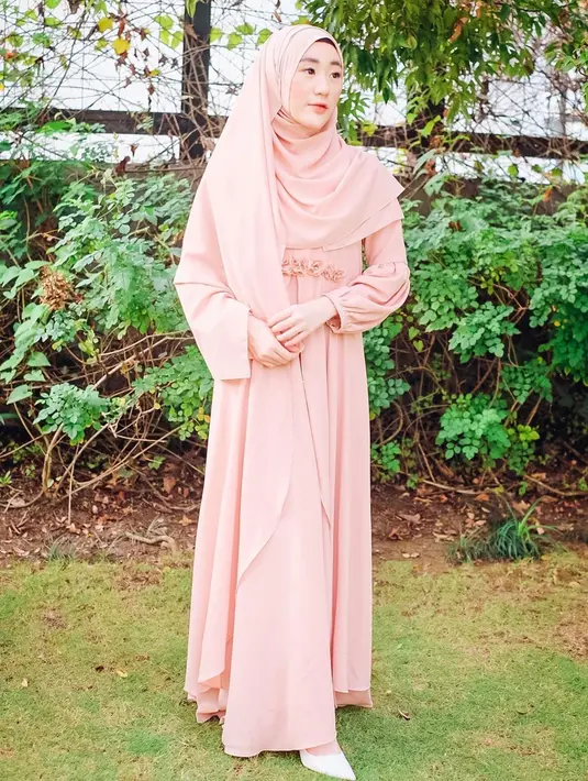 Pakai outfit serba merah muda, pesona wanita kelahiran 1996 ini kian terpancar. Belakangan dirinya bahkan disebut makin cantik oleh warganet.(Liputan6.com/IG/@larissachou)