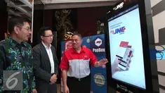 (ki-ka) Presdir JNE M Fenadi Ceo and Ceo Founder Popbox Andiran Lim dan Head IT Bank Permata Marzuki saat peluncuran 7 Magnificent JNE di Jakarta, Senin (29/2). 7 Magnificent JNE merupakan layanan terbaru dari JNE. (Liputan6.com/Angga Yuniar)