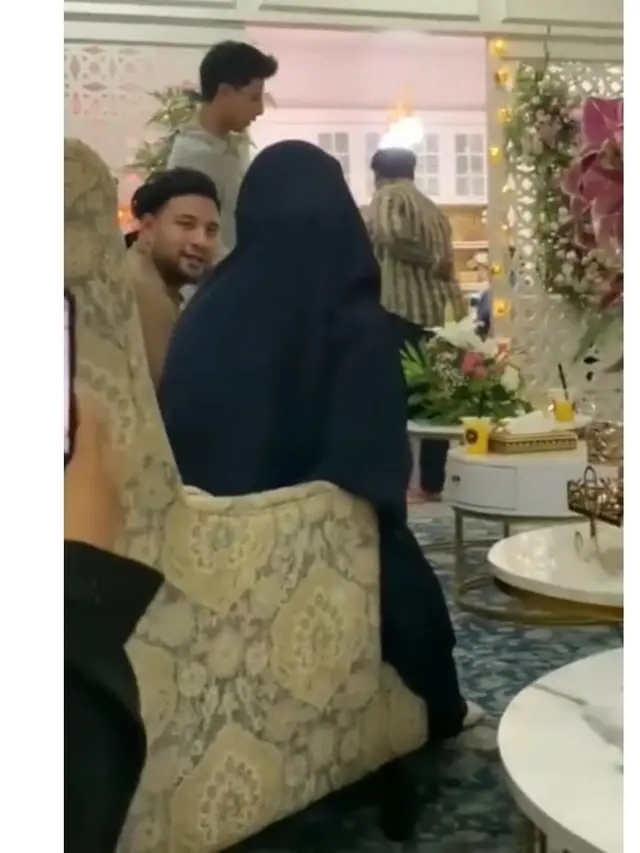 6 Potret Pertemuan Irish Bella dan Ammar Zoni di Kajian Umi Pipik, Terlihat Canggung