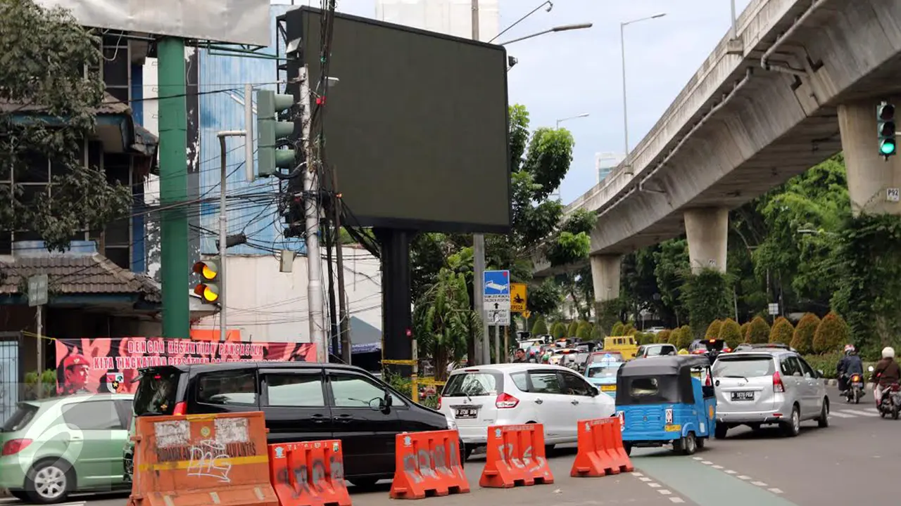 20161002-Garis Polisi Masih Terpasang di Videotron Mesum-Jakarta