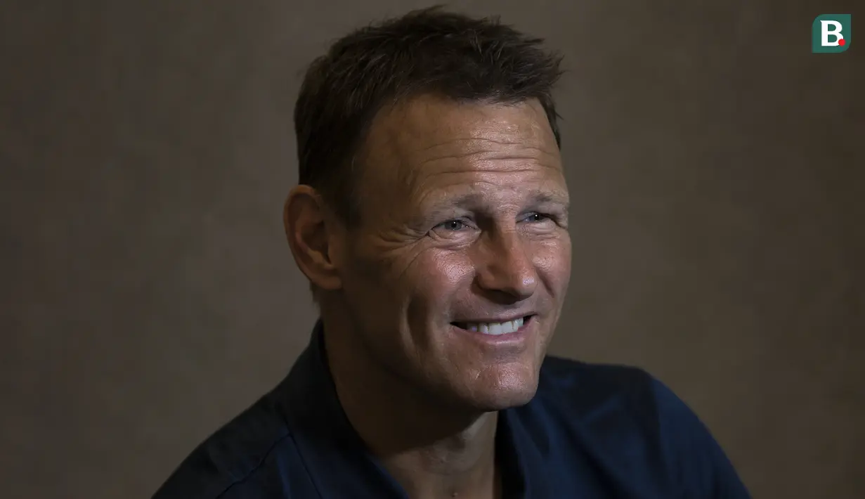 Teddy Sheringham menjawab pertanyaan saat interview di Hotel Ayana MidPlaza, Jakarta, Jumat (4/5/2018). Mantan pemain Timnas Inggris ini pada kariernya pernah membela Tottenham dan Manchester United. (Bola.com/Vitalis Yogi Trisna)