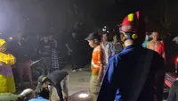 Pasangan suami istri atau pasutri lansia ditemukan meninggal dunia dalam kondisi berpelukan setelah rumah mereka di Desa Balinuraga, Kecamatan Way Panji, Kabupaten Lampung Selatan, dilalap api pada Minggu, 12 Juli 2026 malam. (Foto: Antara)