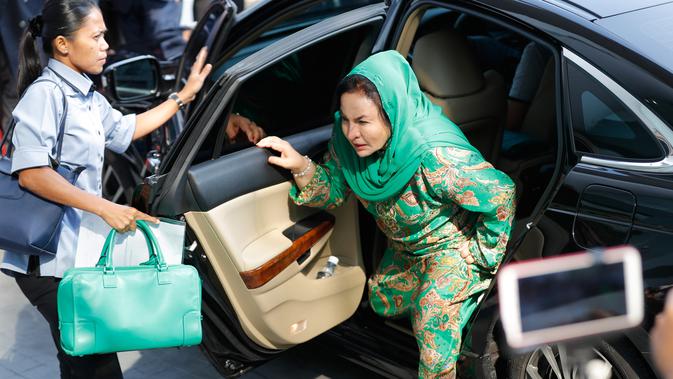 Rosmah Mansor, istri mantan PM Malaysia Najib Razak, turun dari mobil setibanya di kantor Komisi Antikorupsi Malaysia (MACC), Rabu (26/9). Rosmah yang didampingi pengacaranya tidak memberikan pernyataan apapun kepada wartawan. (AP/Vincent Thian)
