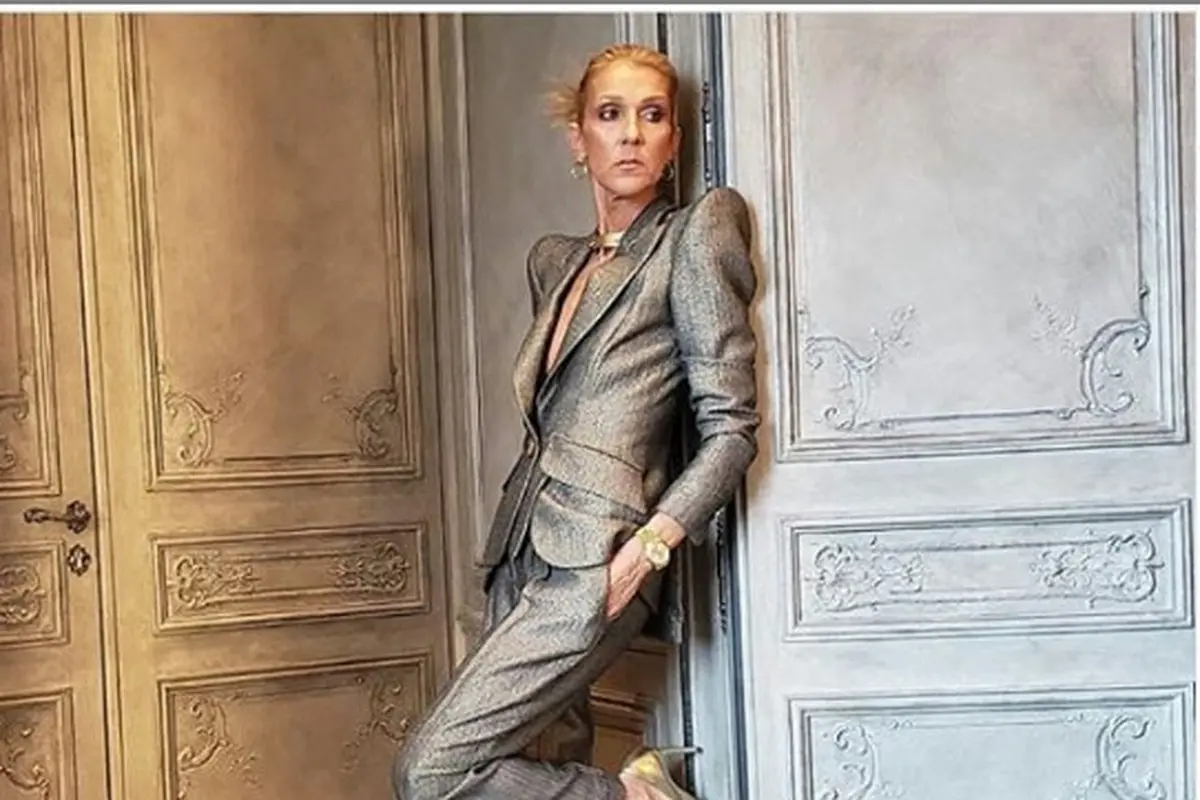 Celine Dion tampil dengan setelan silver