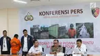 Kasubdit III Tipidter Kombes Pol Irsan (kanan) bersama Karopenmas Divisi Humas Polri Brigjen Pol Dedi Prasetyo (tengah) memberikan keterangan saat rilis kasus tindak pidana illegal loging di Bareskrim Polri, Jakarta, Selasa (6/8/2019). (Liputan6.com/Immanuel Antonius)