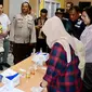 Kepala Polresta Pekanbaru Kombes Jeki Rahmat Mustika memantau tes urine terhadap petugas pengamanan gudang logistik Pemilu dan KPU. (Liputan6.com/M Syukur)