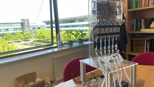 Perangkat ini mencampur bahan kimia untuk menciptakan rasa.