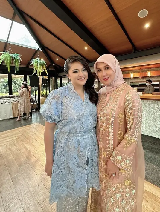 Kompak dengan Sienna, Marshanda pun mengenakan kebaya brokat lengan pump dipadukan kain warna sliver untuk bawahannya. Credit: Instagram (@marinizumarnisreal)