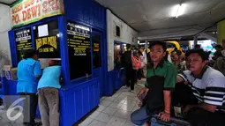 Agen penjualan tiket bus luar kota di terminal Depok masih terlihat sepi dari antrian, Jawa Barat, Senin (13/7/2015). Menurut agen bus Terminal Depok, jumlah pemudik saat ini mengalami penurunan dibandingkan tahun 2014. (Liputan6.com/Yoppy Renato)