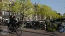 <p>Warga menggunakan sepeda saat beraktivitas di sekitar kawasan Amsterdam, Kamis (20/4). Tak ada yang menampik bahwa kota Amsterdam, Belanda, merupakan surga bagi para pesepeda. (Liputan6.com/Immanuel Antonius)</p>