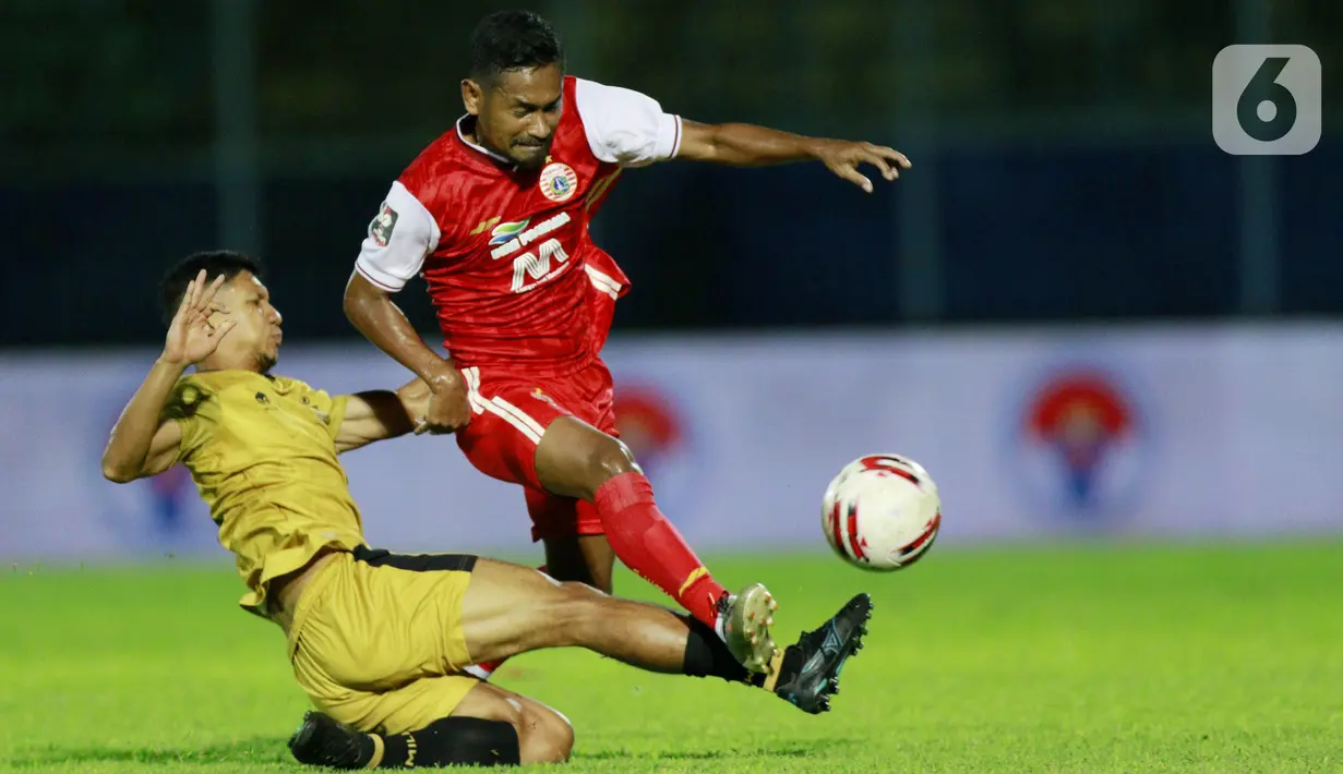 Pemain Bhayangkara Solo FC TM Ichsan (kiri) berebut bola dengan gelandang Persija Jakarta Ramdani Lestaluhu pada laga Piala Menpora 2021 di Stadion Kanjuruhan, Malang, Rabu (31/3/2021). Persija menang 2-1. (Bola.com/M Iqbal Ichsan)