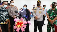 Warga Kabupaten Siak yang mendapatkan hadiah sepeda motor usai kegiatan vaksinasi. (Liputan6.com/M Syukur)