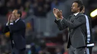 Pelatih Luis Enrique terus menyemangat para pemain Barcelona kala melawan Juventus pada leg kedua perempat final Liga Champions 2016/2017 di Camp Nou. (LLUIS GENE / AFP)