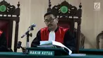Hakim Sutaji memimpin sidang cerai mantan gubernur DKI Jakarta Basuki Tjahaja Purnama atau Ahok di PN Jakarta Utara, Jakarta, Rabu (4/4). Majelis hakim PN Jakarta Utara resmi mengabulkan gugatan cerai Ahok kepada Veronica Tan. (Liputan6.com/Arya Manggala)