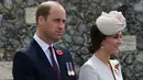 Pasangan Pangeran William dan Kate Middleton kini sedang berbahagia lantaran akan hadirnya anak ketiga mereka yang saat ini berada di dalam kandungan Kate. Kabar kehamilan ini sudah dibicarakan sejak lama. (AFP/Kurt Desplenter)