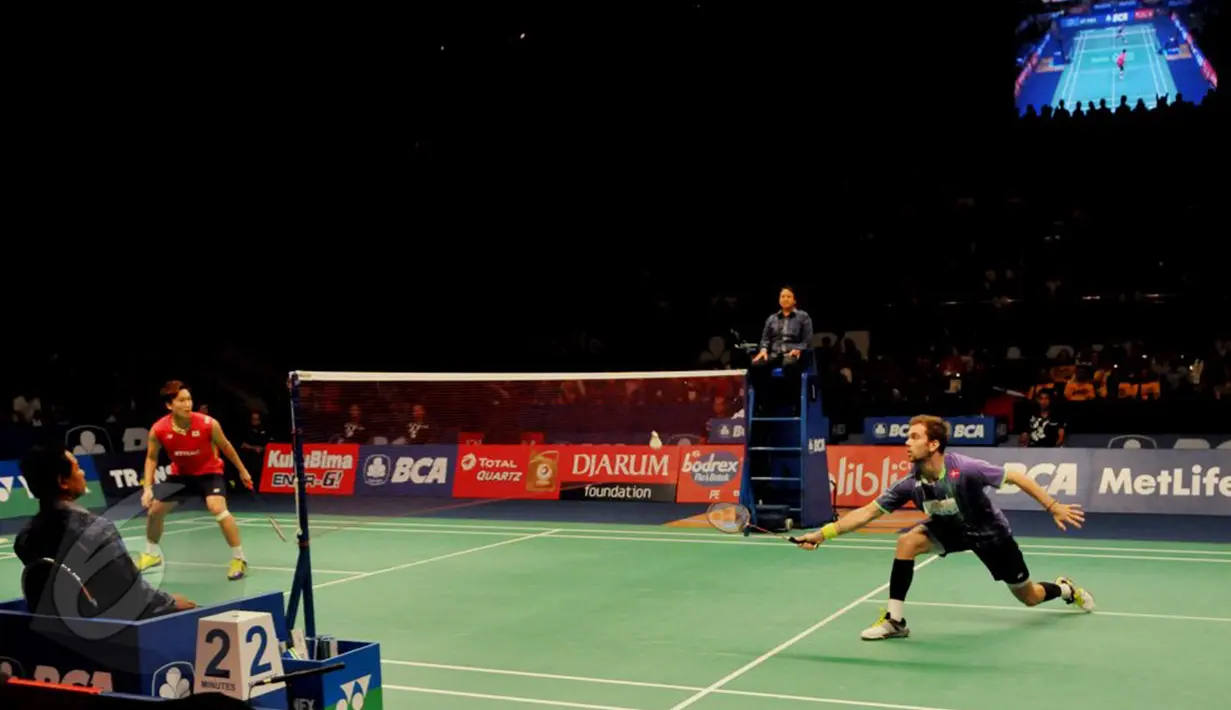 Tunggal putra Jepang, Kento Momata saat berhadapan dengan pebulutangkis Denmark Jan O Jorgensen di final BCA Indonesia Open Superseries Premier 2015 di Jakarta, Minggu (7/6/2015). Kento menang 16-21, 21-19, 21-7. (Liputan6.com/Andrian M Tunay)