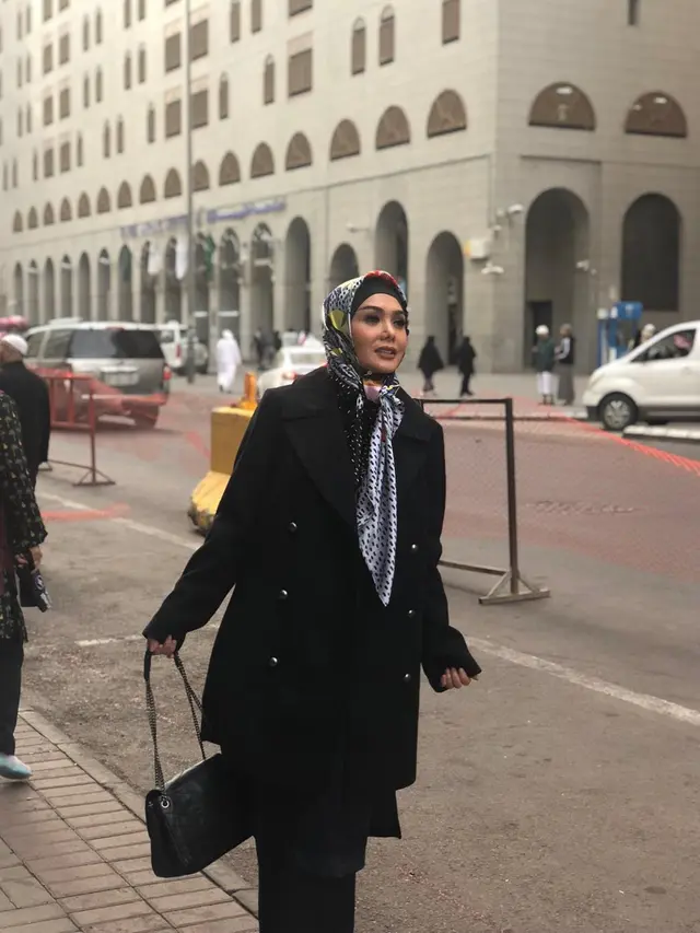 6 Pesona Yuni Shara saat Memakai Hijab, Cantik Maksimal