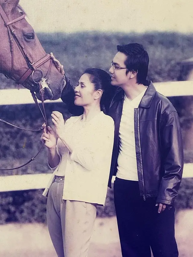 Gunawan Sudrajar mengunggah foto mesra bareng istri dari tahun ke tahun