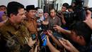 Ketua KPU, Husni Kamil Manik dan Ketua DKPP, Jimly Asshiddiqie memberikan keterangan pada wartawan usai rapat tertutup di Jakarta, Jumat (5/6/2015). KPU, DKPP dan Bawaslu melakukan rapat koordinasi jelang Pilkada serentak 2015. (Liputan6.com/Johan Tallo)