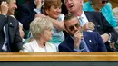 Aktor David Beckham berbincang dengan ibunya Sandra menyaksikan dari Royal Box pada hari kelima di Kejuaraan Tenis Wimbledon 2017 di London, Inggris (7/7). Beckham tampil dengan jas berwarna biru dan menggunakan kaca mata hitam. (AP Photo/Alastair Grant)