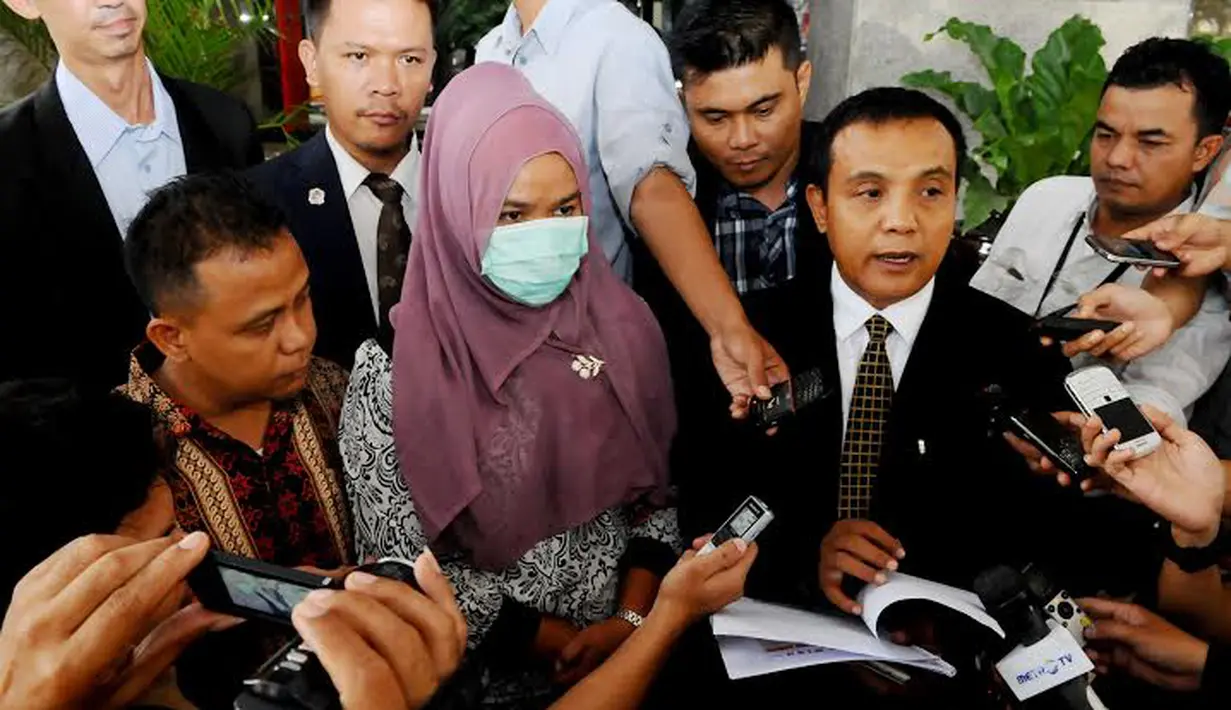 Di hadapan para wartawan, wanita berinisial NP yang melaporkan Bupati Indragiri, Rengat, Riau, Yopi Arianto atas perbuatan asusila (Liputan6.com/Andrian M Tunay) 