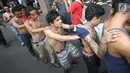 Sejumlah pria yang dianggap preman berbaris di Mapolres Metro Jakarta Selatan, Selasa (5/9). Selain itu mereka yang diduga preman juga terlibat tindak pidana pencurian dengan pemberatan. (Liputan6.com/Immanuel Antonius)