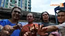  Sekelompok waria tampak mendatangi TPS untuk menggunakan hak suaranya dalam Pemilu Legislatif 2014 (Liputan6.com/Johan Tallo)
