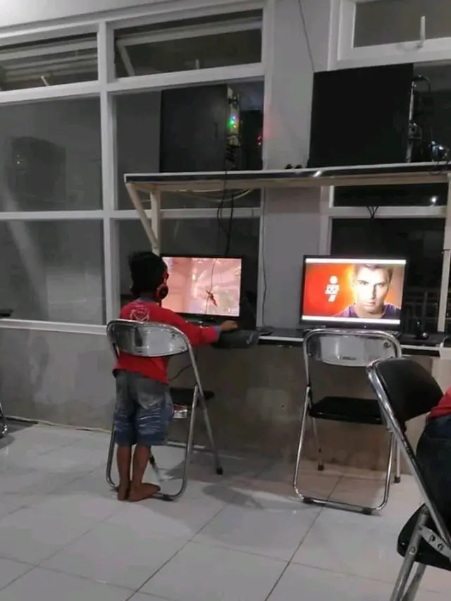 potret absurd di warnet