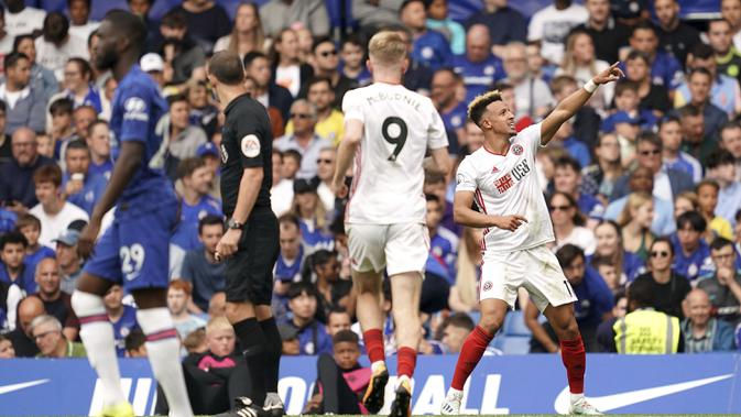 Striker Sheffield United, Callum Robinson, merayakan gol yang dicetaknya ke gawang Chelsea pada laga Premier League di Stadion Stamford Bridge, London, Sabtu (31/8). Kedua klub bermain imbang 2-2. (AP/John Walton)