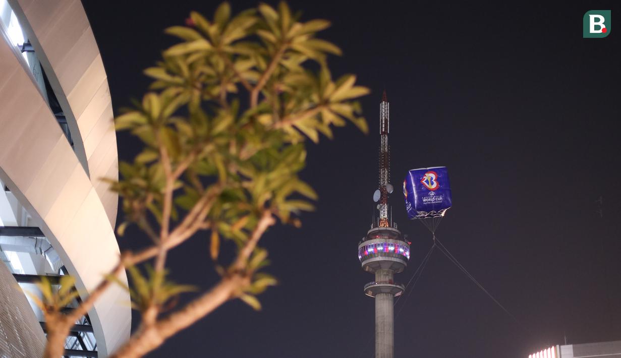 Balon bertuliskan Piala Dunia FIBA 2023 berlatar menara TVRI dilihat dari Sky Garden Indonesia Arena, Senayan, Jakarta sebelum laga Grup H Piala Dunia FIBA 2023 antara Kanada melawan Latvia pada Selasa (29/08/2023). (Bola.com/Bagaskara Lazuardi)