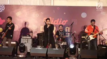 Penampilan Govinda band pada acara Vidio Fair 2.0 di Gandaria City Mall, Jakarta Selatan, Sabtu (3/11). Selain Govinda, musisi-musisi papan atas seperti Sheryl Sheinafia, Andien dan GIGI juga akan tampil menghibur pengunjung (Liputan6.com/Herman Zakharia)