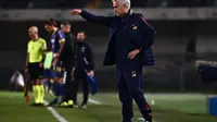 Pelatih AS Roma, Jose Mourinho memberi isyarat kepada para pemainnya saat bertanding melawan Verona pada pertandingan lanjutan Liga Serie A Italia di stadion Marcantonio Bentegodi, di Verona, Italia, Senin 31 Oktober 2022. AS Roma menang atas Verona 3-1. (AFP/MARCO BERTORELLO)