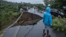 Jalan yang runtuh akibat banjir akibat hujan lebat menyusul topan Freddy di Blantyre, Malawi, pada 13 Maret 2013. Pemimpin Malawi pada 13 Maret 2023 mengumumkan keadaan bencana di beberapa distrik selatan termasuk komersial hub Blantyre setelah topan kuat Freddy kembali menawaskan ratusan orang. (AFP/Amos Gumulira)