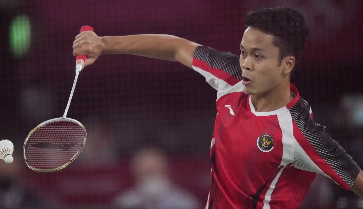 Di awal gim kedua, Chen Long masih terus mengendalikan permainan hingga unggul 6-2 sebelum akhirnya disamakan 6-6 oleh Anthony Sinisuka Ginting. Momentum positif kembali gagal dipertahankan Anthony Sinisuka Ginting, hingga Chen Long berhasil unggul 11-6 saat interval. (Foto: AP/Dita Alangkara)