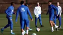 Sebelumnya diketahui, Prancis dan Brasil telah memastikan tiket ke Piala Dunia 2026. Timnas Prancis di bawah racikan pelatih Didier Deschamps tampil dominan di kualifikasi, sementara Brasil lolos setelah menempati peringkat kelima zona CONMEBOL. Tampak dalam foto, pelatih Timnas Prancis Didier Deschamps (tengah) dan asistennya Guy Stephan (kanan) memimpin sesi latihan di pusat pelatihan New England Revolution di Foxborough, Massachusetts, pada 25 Maret 202. (Franck FIFE/AFP)