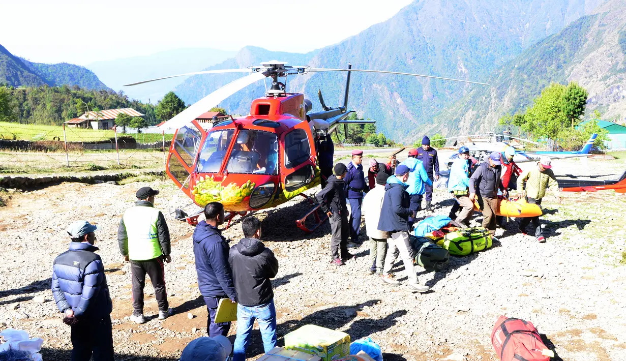 Petugas menggotong jasad pendaki gunung tertua di dunia asal Nepal, Min Bahadur Sherchan, yang tewas di puncak Pegunungan Everest, Minggu (7/5). Dari hasil penyelidikan diketahui kakek 85 tahun itu meninggal akibat serangan jantung. (PRAKASH MATHEMA/AFP)