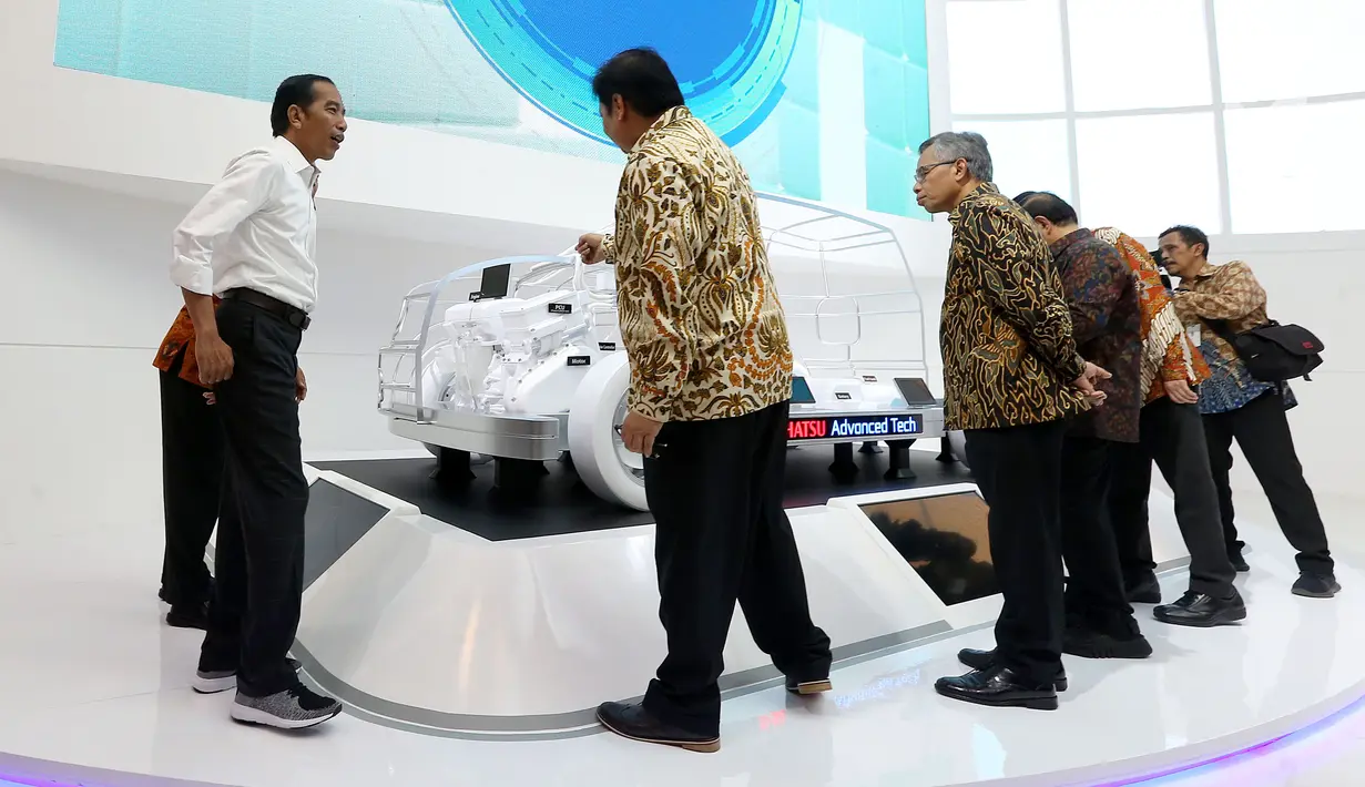Presiden Joko Widodo (Jokowi) didampingi Menteri Perindustrian Airlangga Hartarto saat meninjau mobil konsep Daihatsu pada pembukaan GAIKINDO Indonesia International Auto Show (GIIAS) 2018 di ICE BSD, Tangsel, Kamis (2/8). (Liputan6.com/Fery Pradolo)