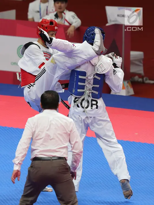 Atlet taekwondo Indonesia, Ibrahim Zarman bertarung melawan Gangmin Cho asal Korea Selatan di kelas putra under 63 Kg di lapangan taekwondo JCC, Jakarta, Rabu (22/8). Ibrahim kalah dengan skor 25-36 pada babak perempat final. (Liputan6.com/Fery Pradolo)
