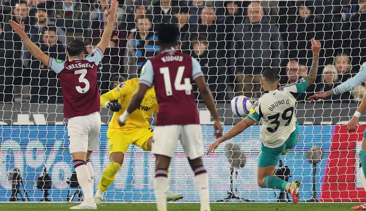 Pemain Newcastle, Bruno Guimaraes mencetak gol ke gawang West Ham dalam laga lanjutan Liga Inggris 2024/2025 di London Stadium, London, Inggris, Selasa (11/03/2025) dini hari WIB. (AFP/Adrian Dennis)